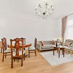Luxury Class Apartment - 1St Floor, Large Apartment, Downtown, Newly Renovated, Fast Wifi, 4X Air Conditioning