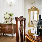 Luxury Class Apartment - 1St Floor, Large Apartment, Downtown, Newly Renovated, Fast Wifi, 4X Air Conditioning
