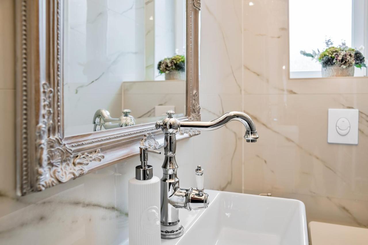 Apartman Luxury Class - 1st Floor, Large Apartment, Downtown, Newly Renovated, Fast Wifi, 4x Air Conditioning
