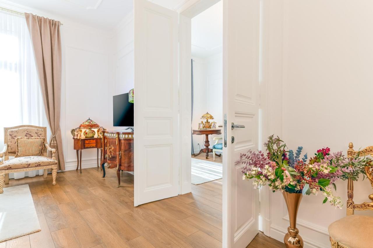 Luxury Class - 1st Floor, Large Apartment, Downtown, Newly Renovated, Fast Wifi, 4x Air Conditioning * Zagreb